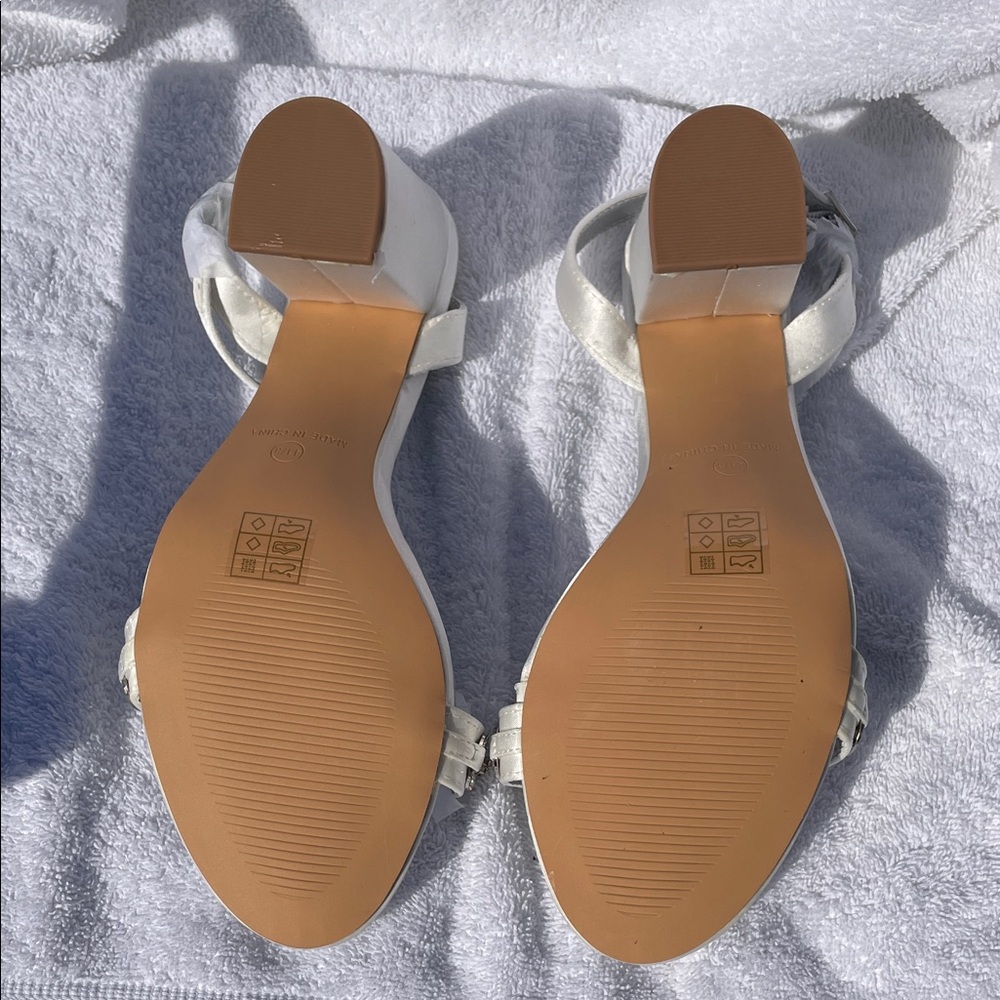 Elegant White Heeled Sandals - Picture 5 of 6